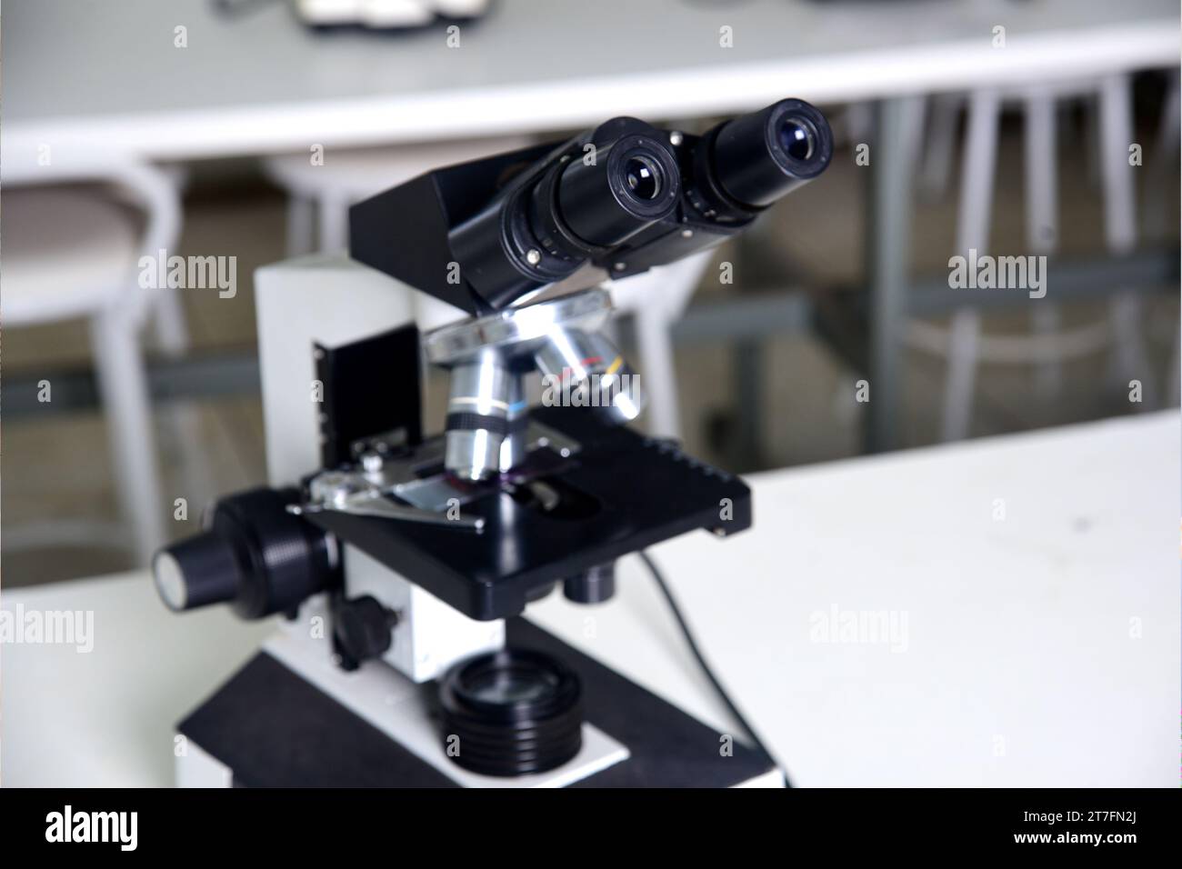 Mikroskop optisches Instrument, das dank seiner Auflösungskraft Bilder von sehr kleinen Objekten vergrößern kann Elektronisches Mikroskop Forschung Gesundheit Stockfoto