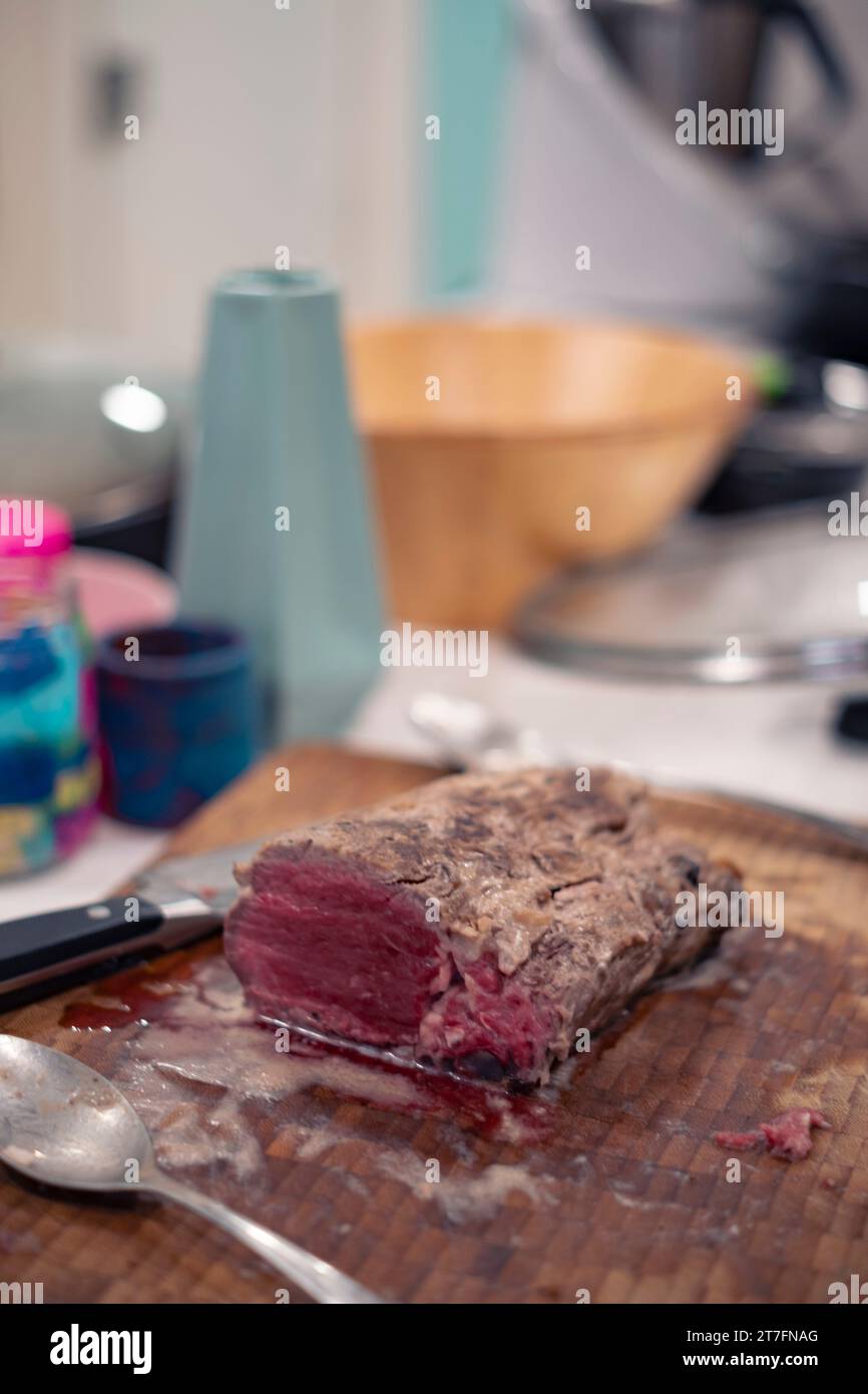 Rohes Rindfleisch zum Kochen auf einem Holzbrett Stockfoto