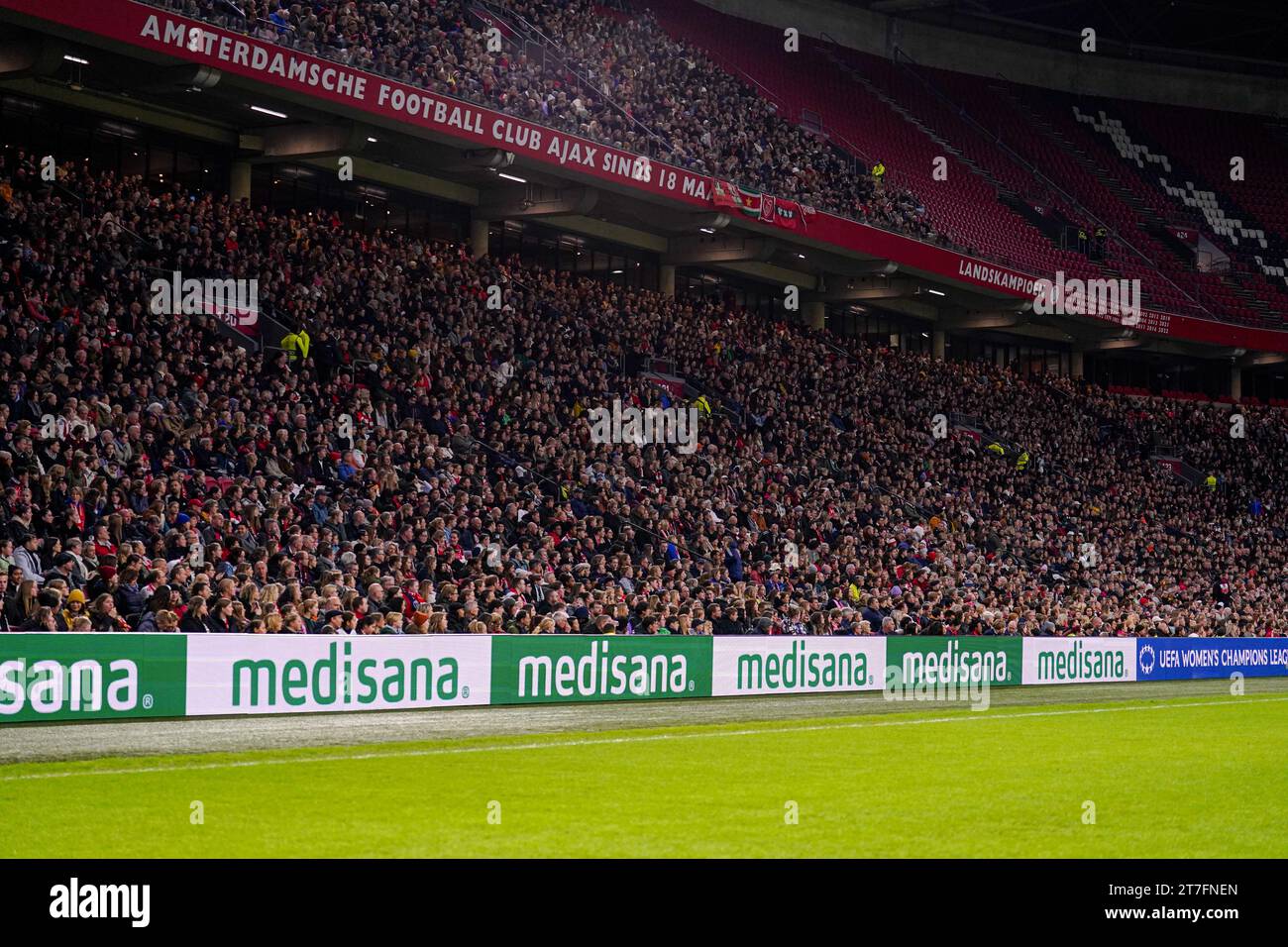 Amsterdam, Niederlande. November 2023. AMSTERDAM, NIEDERLANDE - 15. NOVEMBER: Fans im Stadion, Werbebanner Medisana beim Spiel der Gruppe C - UEFA Women's Champions League 2023/24 zwischen AFC Ajax und Paris Saint-Germain in der Johan Cruijff Arena am 15. November 2023 in Amsterdam, Niederlande. (Foto von Joris Verwijst/Orange Pictures) Credit: Orange Pics BV/Alamy Live News Stockfoto