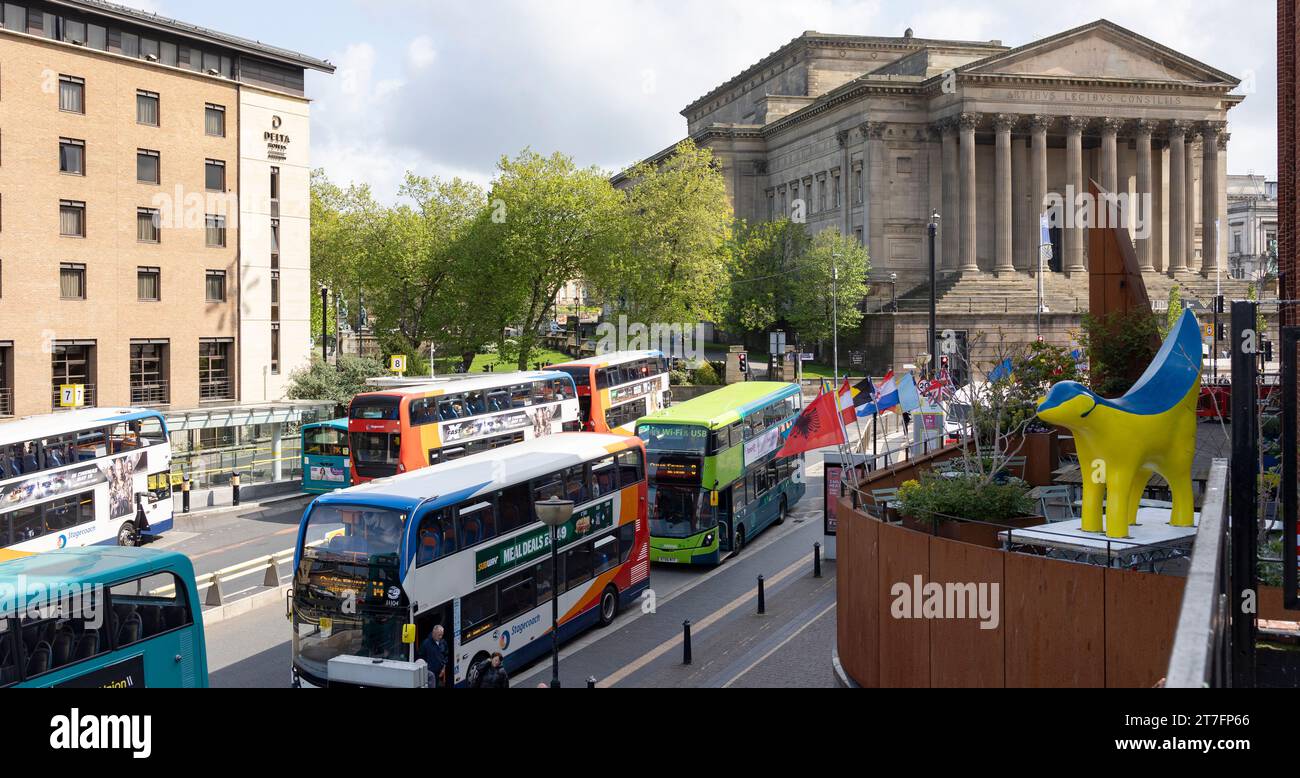 Liverpool, vereinigtes Königreich, 16. Mai 2023 Queen Square Bus Station, Hood Street. Ein wichtiger Verkehrsknotenpunkt mit 13 Ständen im Stadtzentrum. Stockfoto