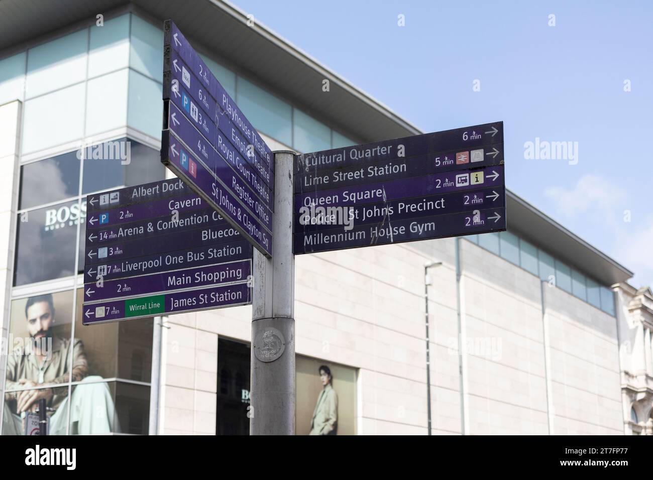 Liverpool, vereinigtes Königreich, 16. Mai 2023 Ein Schild, das den Weg zu Sehenswürdigkeiten in der Stadt Liverpool zeigt Stockfoto