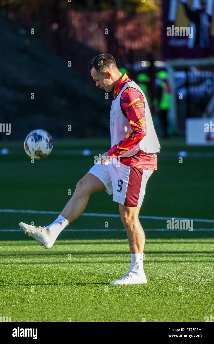 Motherwell. Schottland. Uk. Tannenpark. 11. November 2023 Hearts' Lawrence Shankland wärmt sich vor einem Spiel beim Motherwell FC auf Stockfoto