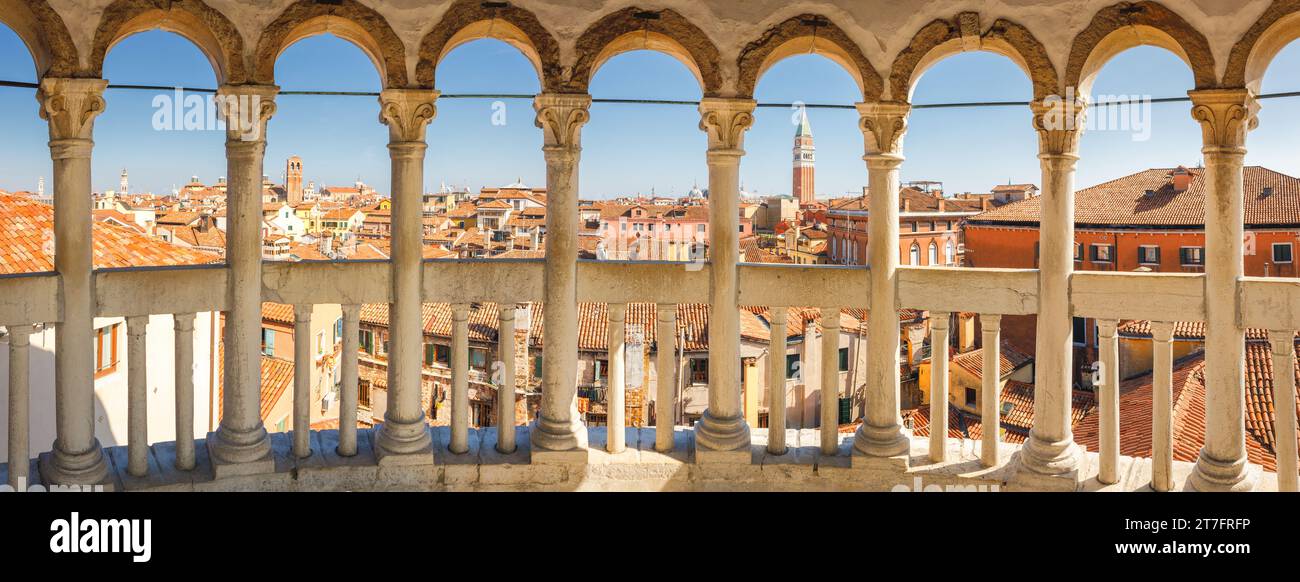 VENEDIG, ITALIEN - 4. MÄRZ 2023: Historisches Stadtzentrum mit St.. Marks Campanile, Panoramablick von der Treppe auf den Palazzo Contarini del Bovolo. Stockfoto