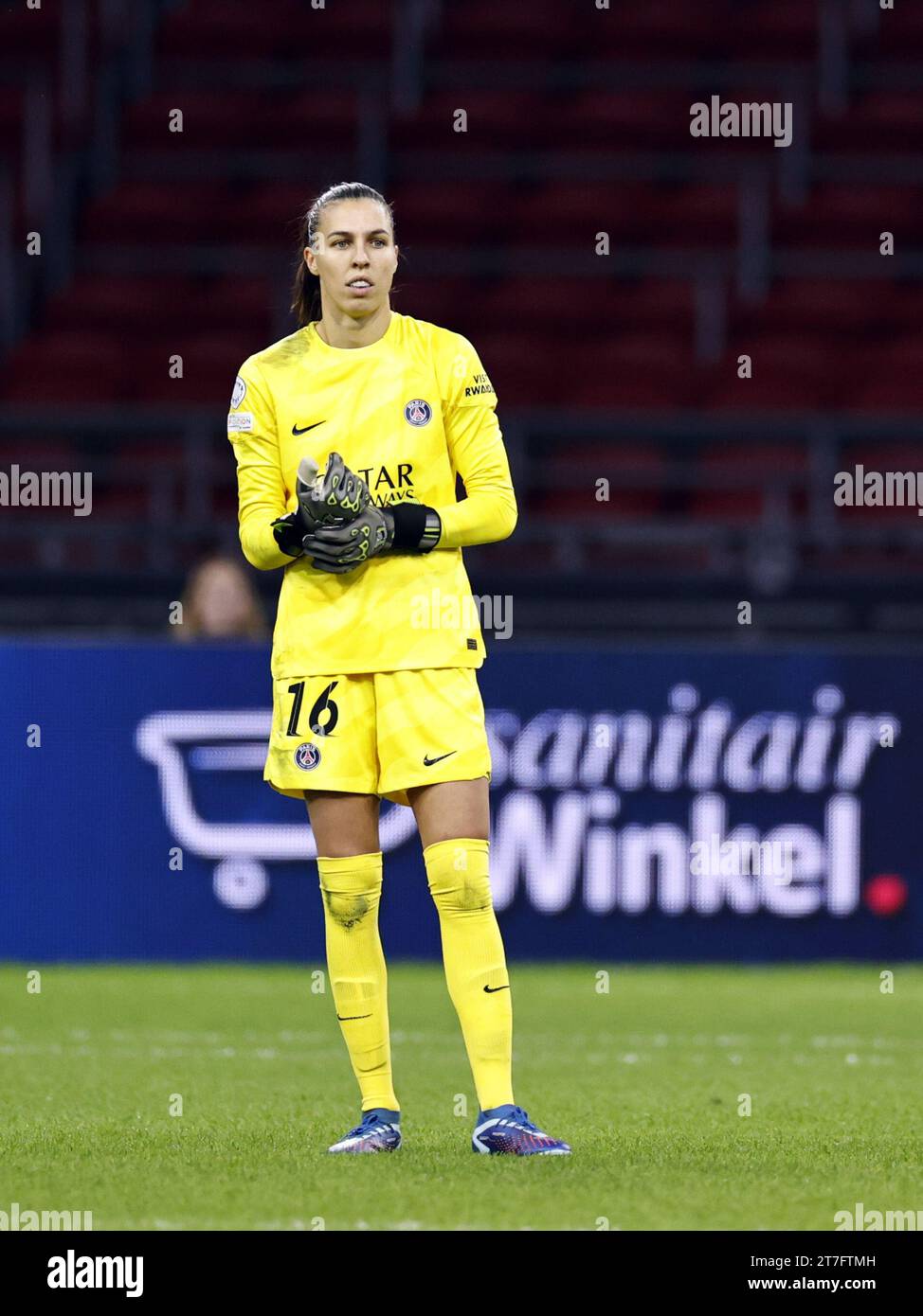 AMSTERDAM: PSG-Torhüterin Constance Picaud beim Gruppenspiel der UEFA Women's Champions League in der Gruppe C zwischen Ajax Amsterdam und Paris Saint Germain in der Johan Cruijff Arena am 15. November 2023 in Amsterdam. ANP MAURICE VAN STEEN Stockfoto