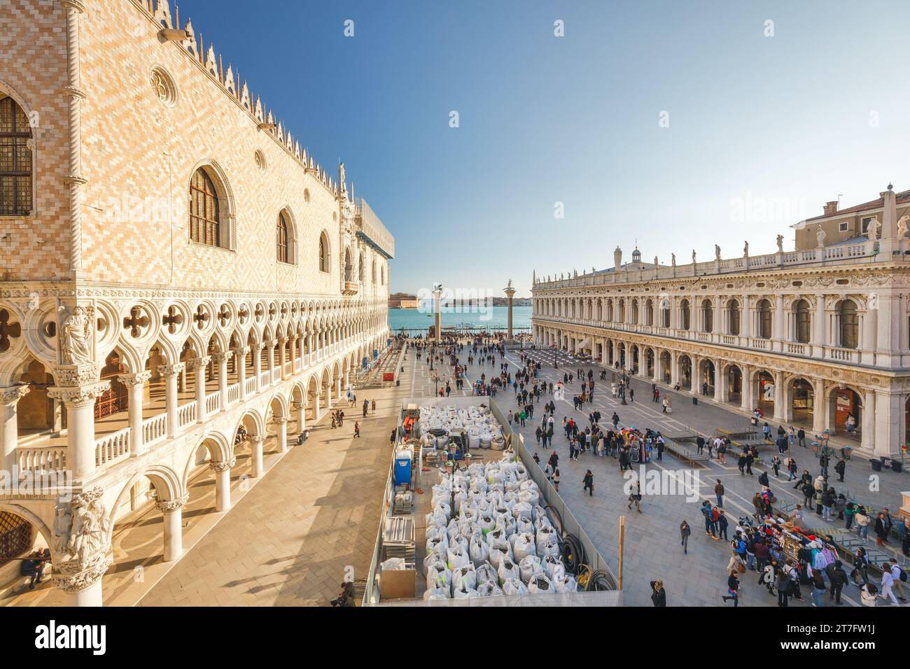 VENEDIG, ITALIEN - 4. MÄRZ 2023: Blick von oben auf die Piazzetta di San Marco. Stockfoto