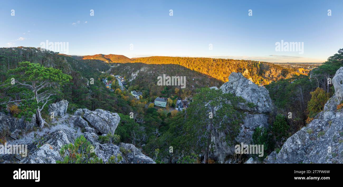 Mödling: Blick ins Mödlingbachtal, Gebäude Husarentempel und Burgruine Mödling, Stadt Mödling, bei Sonnenaufgang, Herbstfarben im Wienerwald, Wien Woo Stockfoto