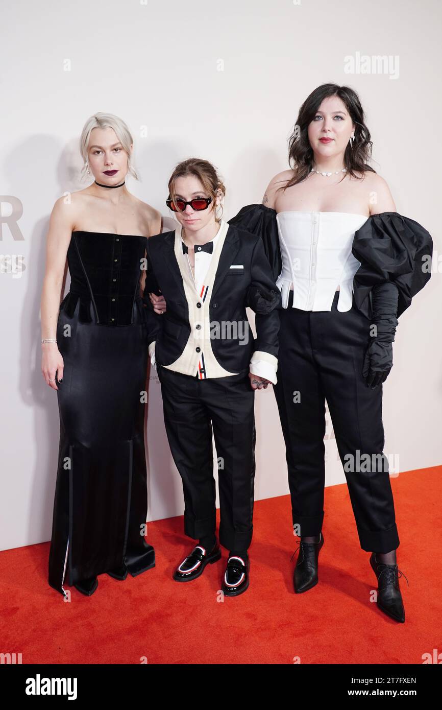 (Von links nach rechts) Phoebe Bridgers, Julien Baker und Lucy Dacus nehmen an den GQ Men of the Year Awards in der Paul Hamlyn Hall des Royal Opera House in London Teil. Bilddatum: Mittwoch, 15. November 2023. Stockfoto