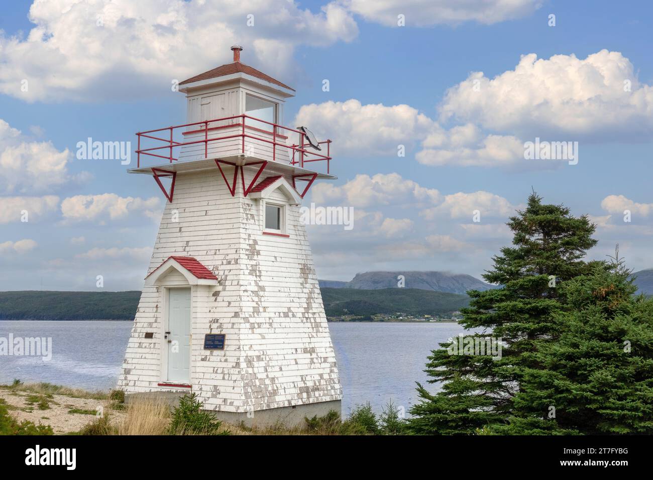Woody Point Lighthouse Newfoundland, Kanada, Woody Point ist Ein Leuchtturm, der zum Weltkulturerbe gehört, mit Blick auf die Bonne Bay Stockfoto