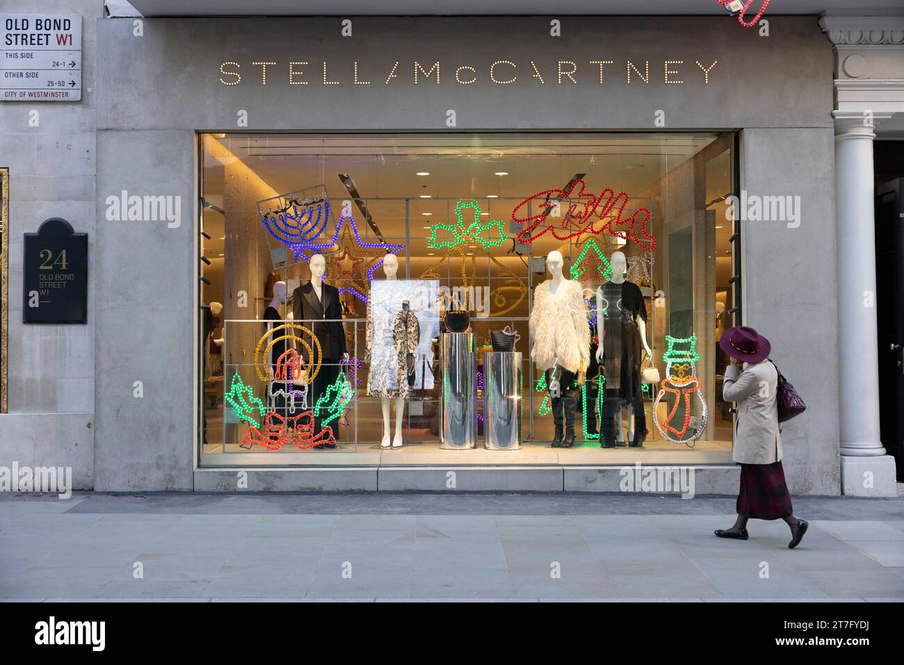 Weihnachtsdekoration in der Modeboutique Stella McCartney, Old Bond Street, Mayfair, London, England, UK Stockfoto