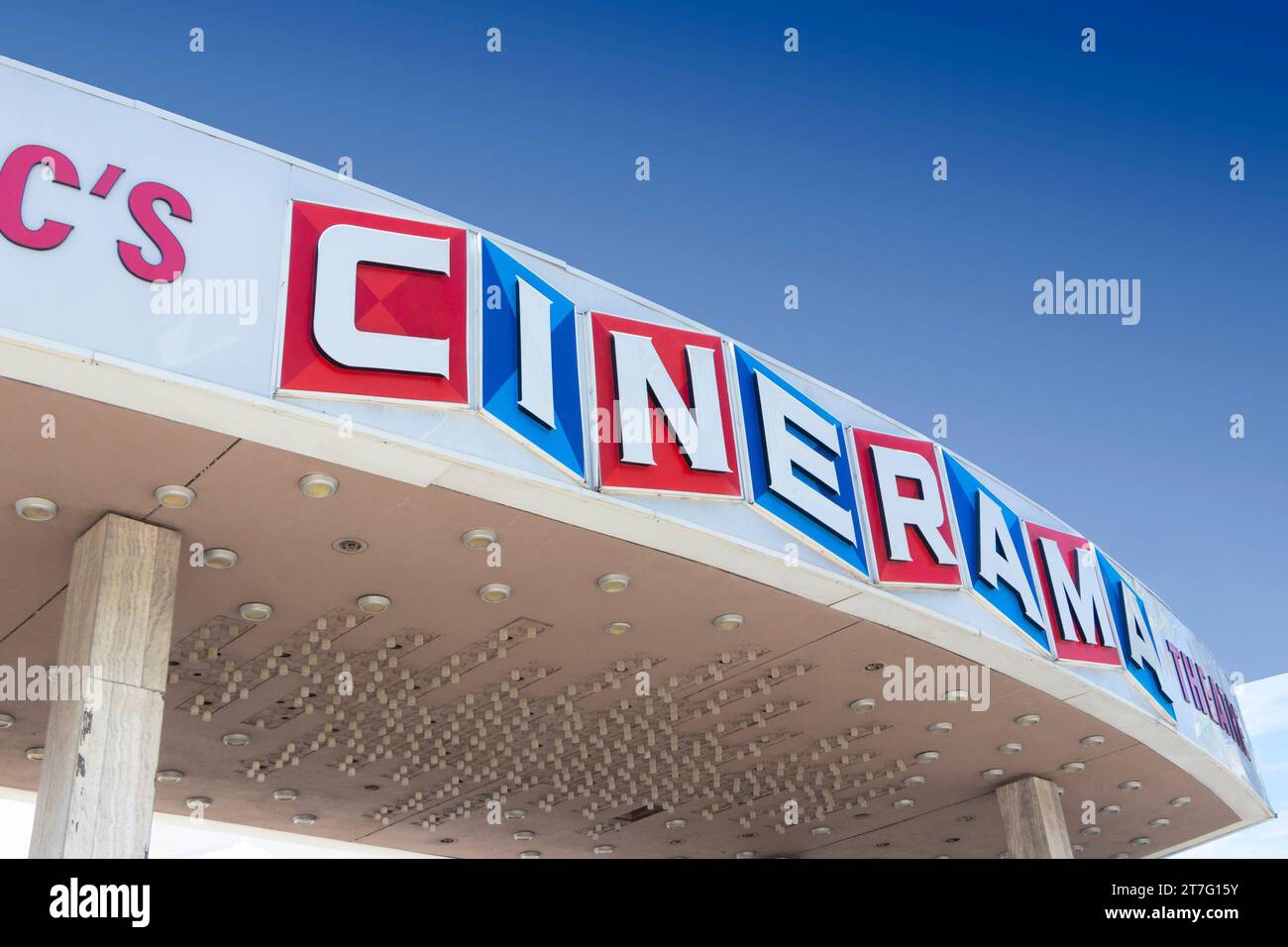 Schild Pacific Theatres Cinerama ikonische Betonkuppel aus den 60er Jahren auf dem Sunset Boulevard Los angeles Architekten Pierre Cabrol Welton Becket & Associates Stockfoto