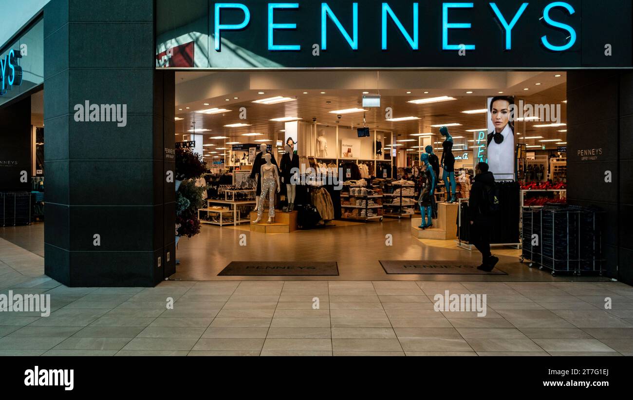 Eintritt zum Penneys Store im Liffey Valley Shopping Centre, Dublin, mit Modeschauen, Schaufensterpuppen und beleuchteten Schildern in einem modernen Retai Stockfoto