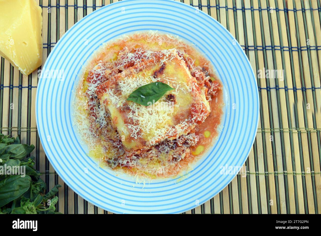 Lasagne-weiße und Bolognesesauce mit Parmesankäse, Nudeln, Tomaten, Basilikum, Kräutern, köstliches Essen aus italienischer und französischer Küche Stockfoto