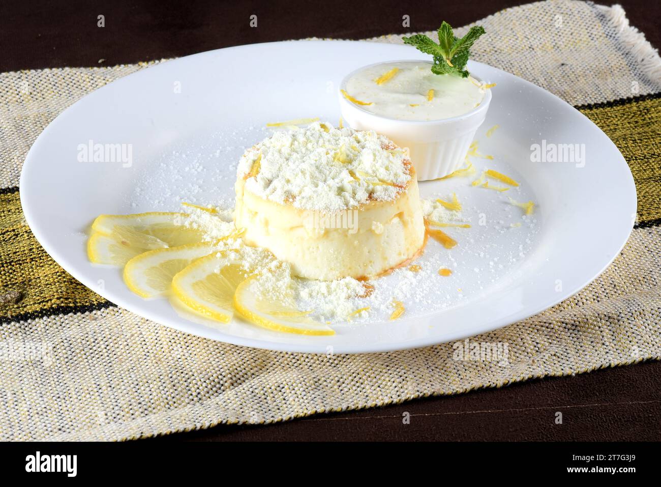 Süßes Dessert Kondensmilch mit Schokolade und Obst Ganache Pudding Bild Stockfoto