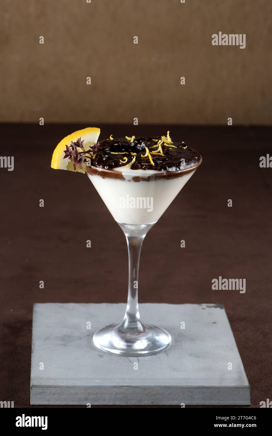 Traditionelles italienisches Dessert Tiramisu im Glas. Das Kakaopulver über das Tiramisu streuen. Gießt Kakaocremepulver kondensierte Milchschokolade und BE Stockfoto