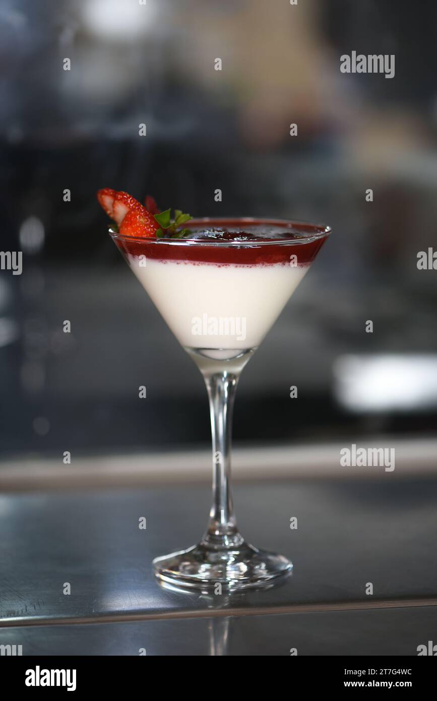 Weiße, süße Erdbeer-Ganache mit Zitronenschale, serviert in einer Glasschale. Stockfoto