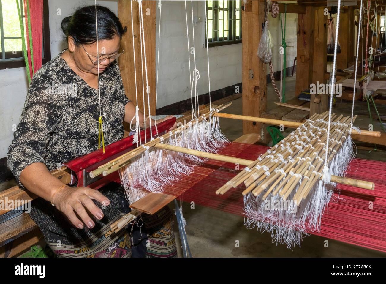 Bio-Seidenfarm und -Fabrik, Frau, die Seide webt, Phonsavan, Provinz Xiangkhouang, Laos, Südostasien, Asien Stockfoto