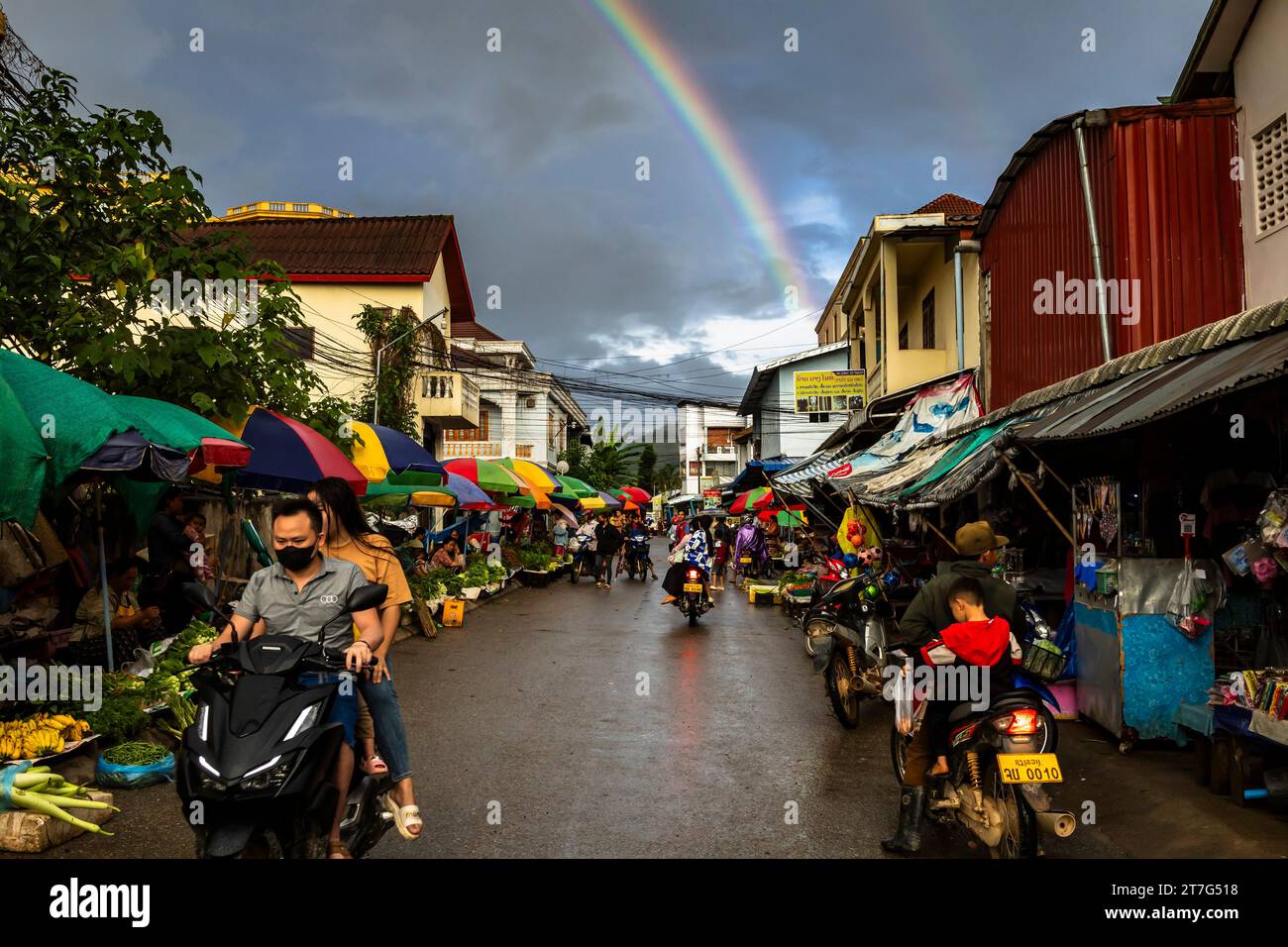 Regenbogen nach Regen, Straße des zentralen Marktes, Stadtzentrum, Phonsavan, Provinz Xiangkhouang, Laos, Südostasien, Asien Stockfoto