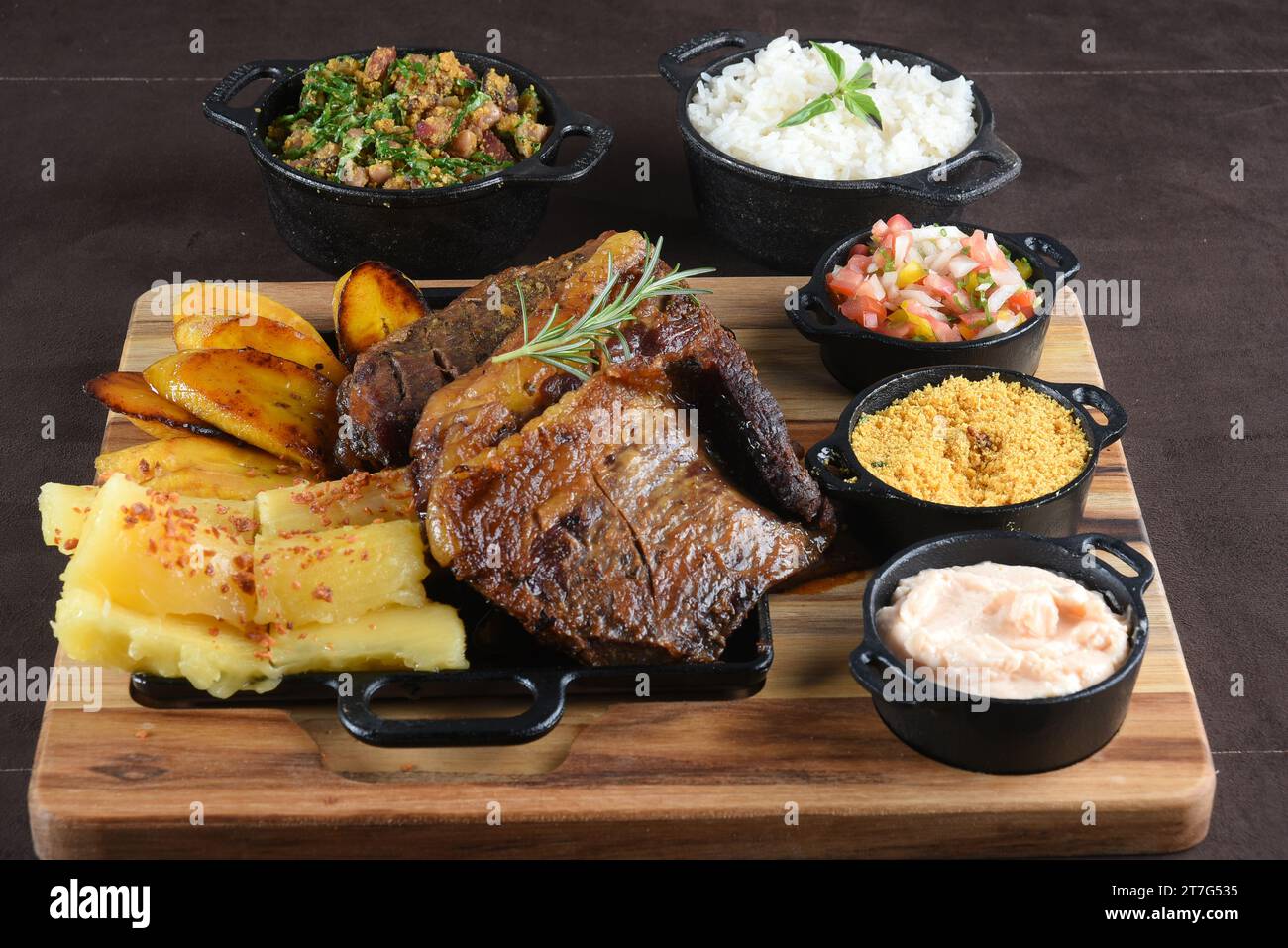 Gourmet Grill Restaurant Steakmenü – New York Beef Steak BBQ auf hölzernem Hintergrund. Black Angus Prime Steak. Roast Beef Steak Dinner Stockfoto