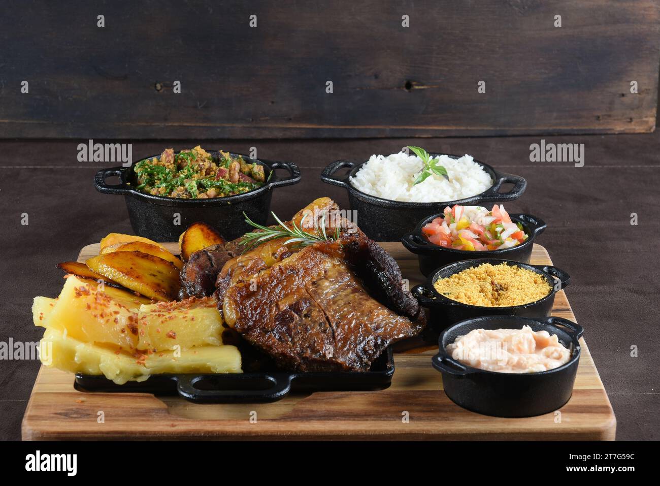 Gourmet Grill Restaurant Steakmenü – New York Beef Steak BBQ auf hölzernem Hintergrund. Black Angus Prime Steak. Roast Beef Steak Dinner Stockfoto