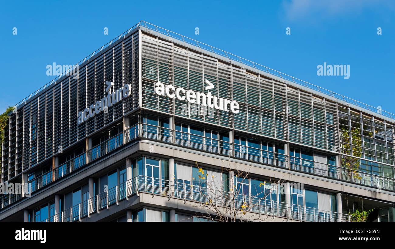 Fassade des französischen Hauptsitzes von Accenture. Accenture ist ein professionelles Dienstleistungsunternehmen, das sich auf IT-Services und -Beratung spezialisiert hat Stockfoto