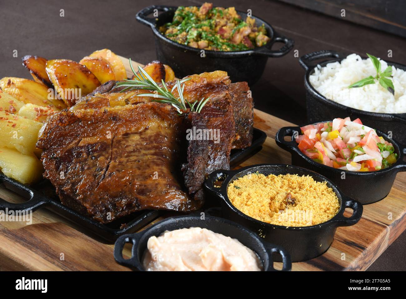 Gourmet Grill Restaurant Steakmenü – New York Beef Steak BBQ auf hölzernem Hintergrund. Black Angus Prime Steak. Roast Beef Steak Dinner Stockfoto