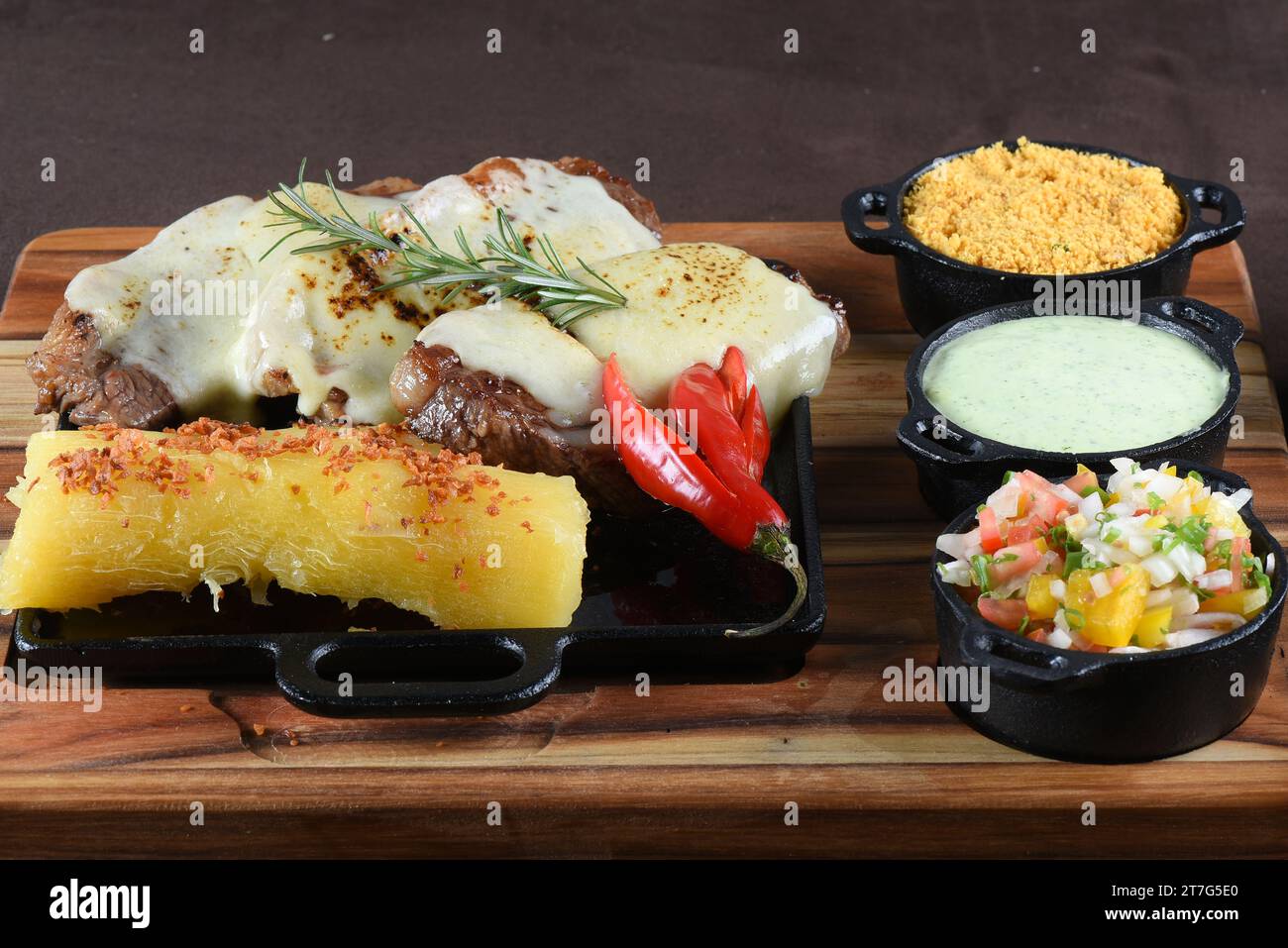 Gourmet Grill Restaurant Steakmenü – New York Beef Steak BBQ auf hölzernem Hintergrund. Black Angus Prime Steak. Roast Beef Steak Dinner Stockfoto