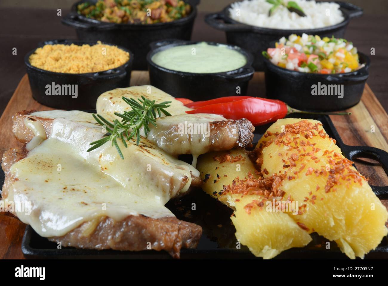 Gegrilltes Chuck Eye Roll Steak auf einem Schneidebrett geröstet. bbq-Grill mit Reisbohnen-Salat. Draufsicht Stockfoto