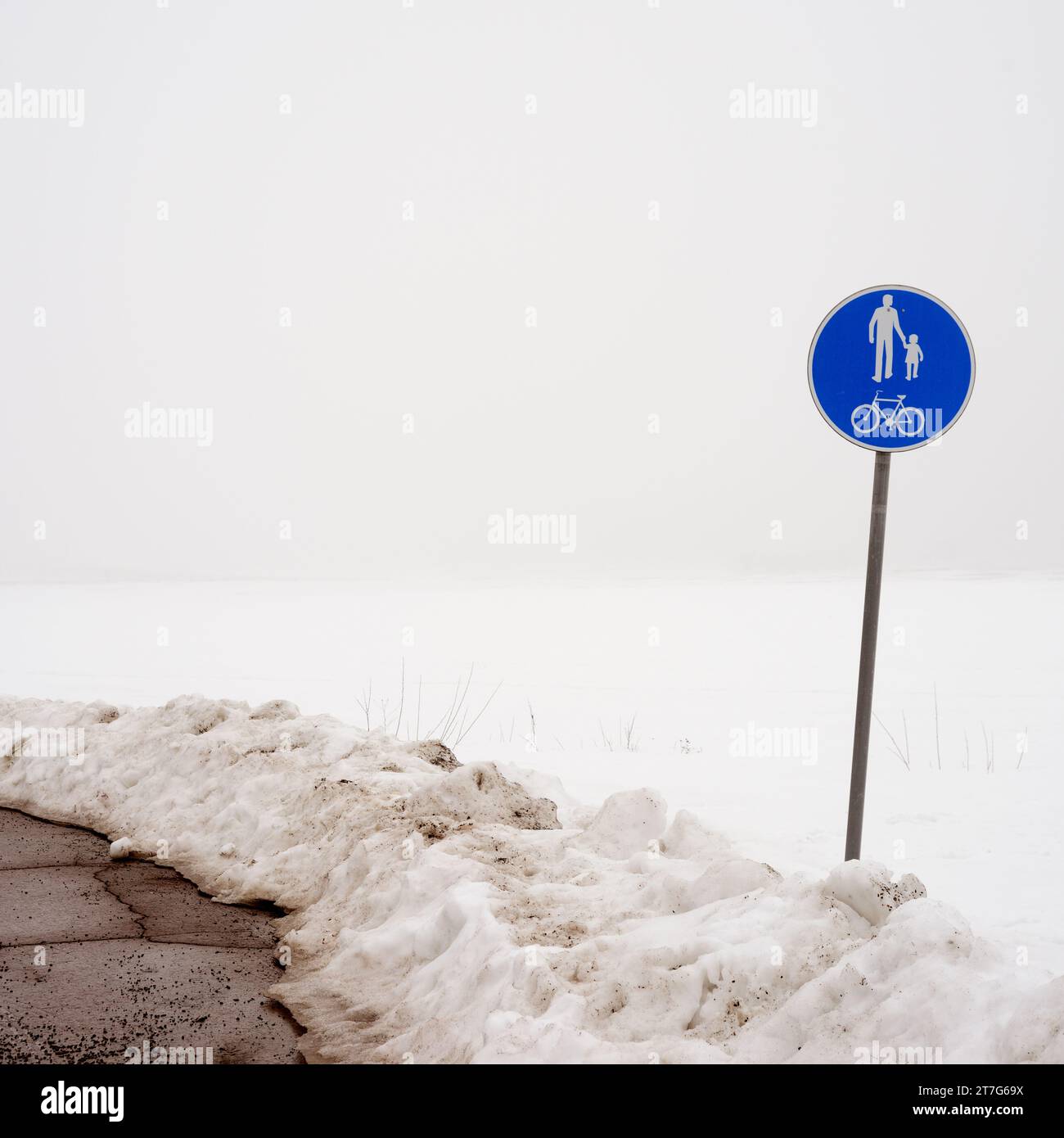 Straßenschild Fußgänger- und Fahrradweg im Winter im Schnee Stockfoto