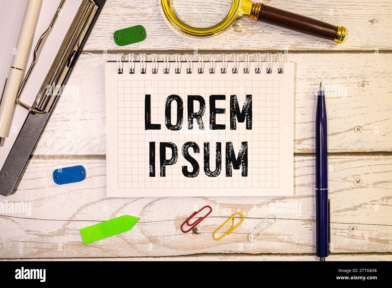 Halten Sie den E-Book-Reader in den Händen. Beschneidungspfad für Bildschirm und Buch mit Händen einschließen. LOREM IPSUM Text auf dem E-Book-Bildschirm. Stockfoto