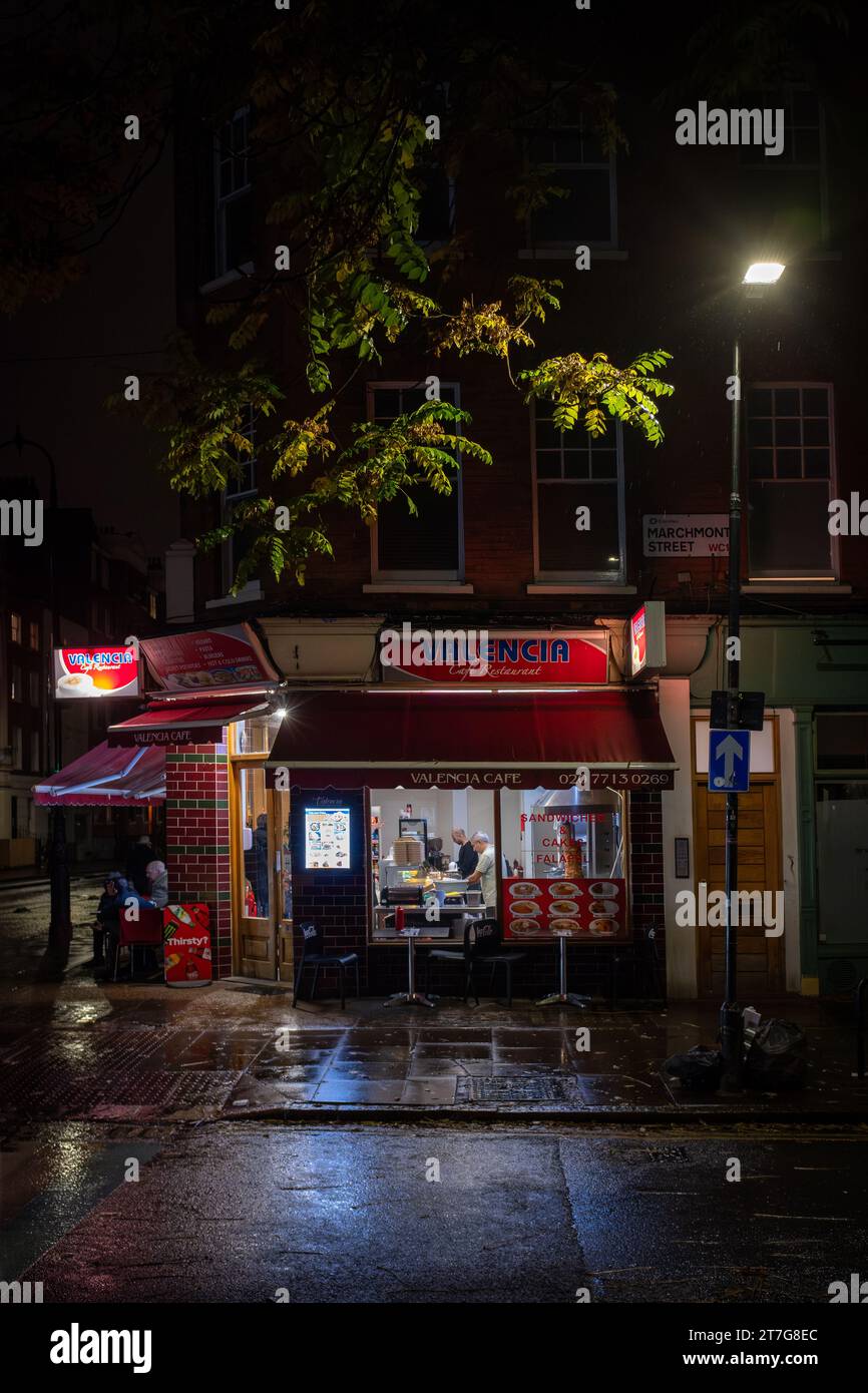 Valencia Cafe at Night, Marchmont Street, Bloomsbury, London, Großbritannien Stockfoto