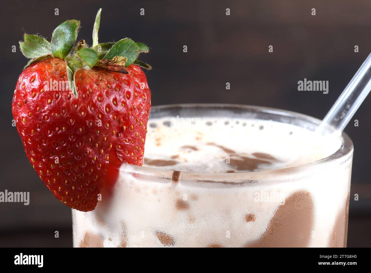 Milchgetränk mit Schokolade und dekoriert mit Früchten, kaltes Getränk wie alkoholisches Eis Stockfoto