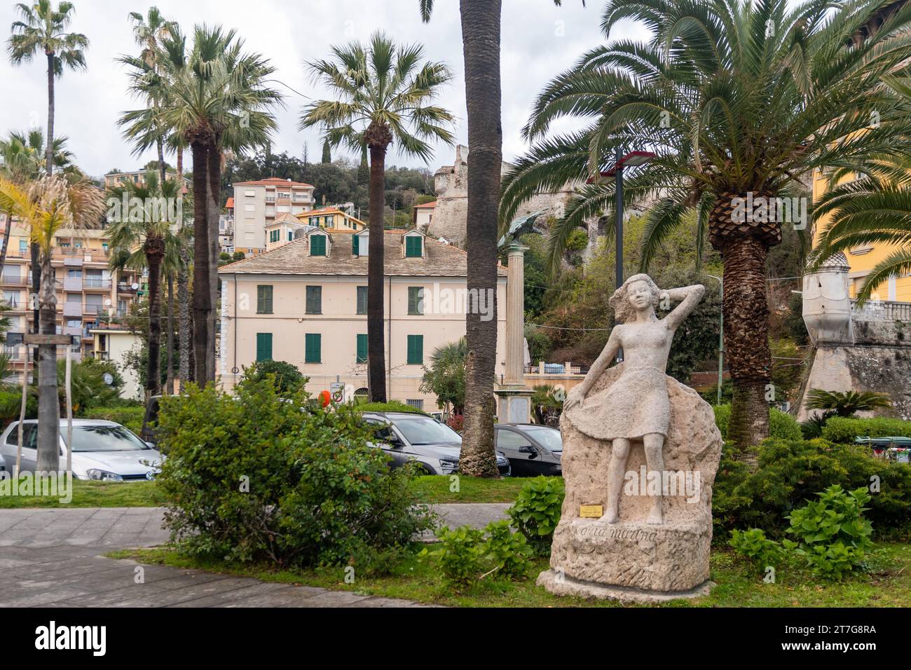 Steinskulptur „Aria Marina“ von Vincenzo Grosso an der Promenade des beliebten Touristenziels an der Riviera von Ponente, Finale Ligure, Savona Stockfoto
