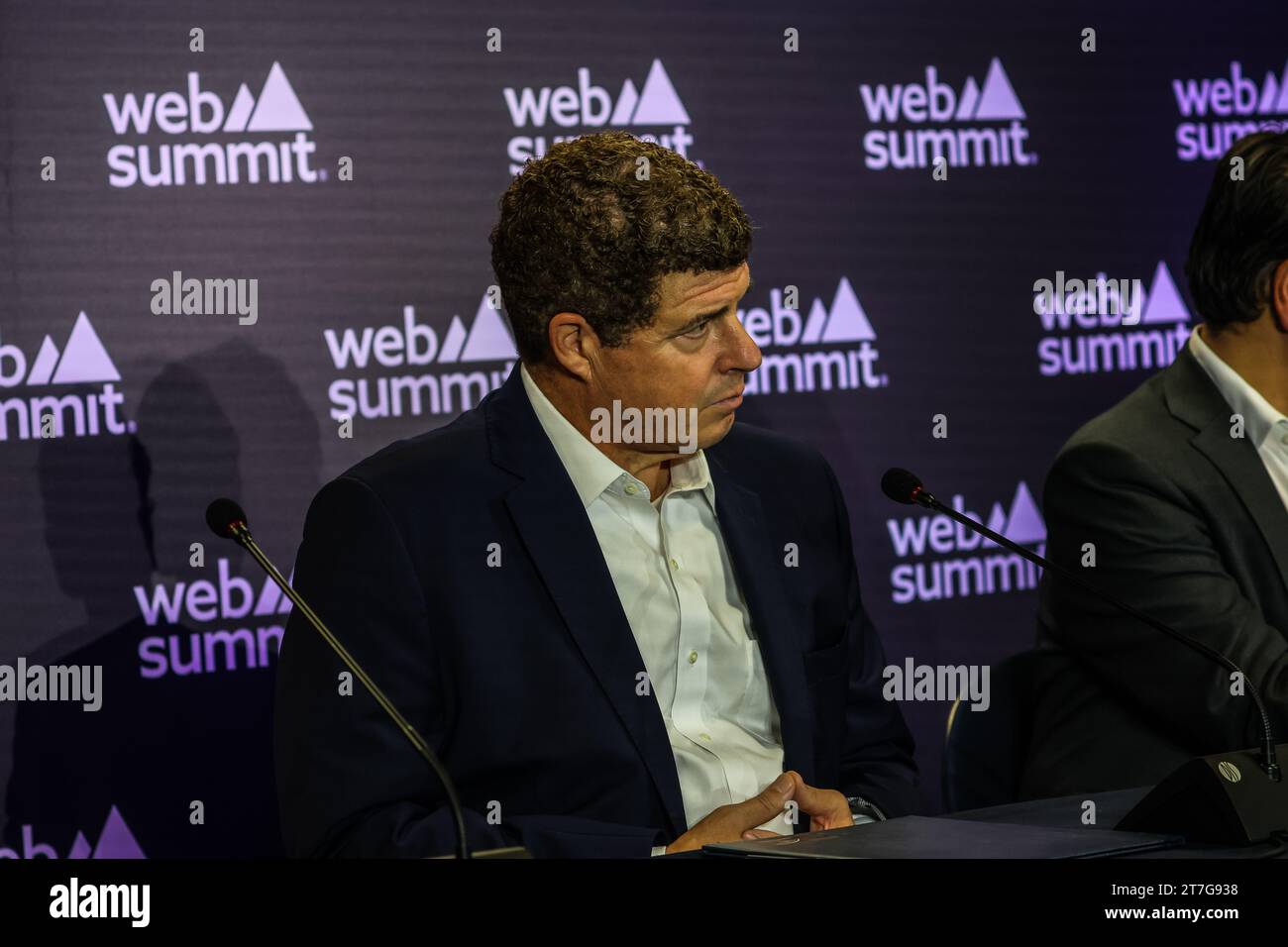 Lissabon, Portugal. November 2023. Robert Miller, Präsident von Skydweller Aero, nimmt an einer Pressekonferenz am dritten Tag des Web Summit 2023 in der Altice Arena in Lissabon Teil. (Foto: Miguel Reis/SOPA Images/SIPA USA) Credit: SIPA USA/Alamy Live News Stockfoto