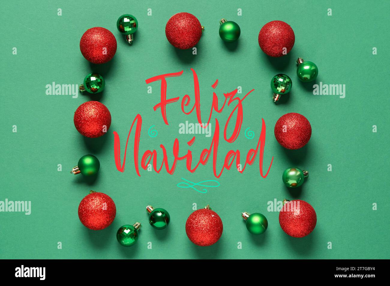 Grußkarte mit Kugeln und Text FELIZ NAVIDAD (Spanisch für frohe Weihnachten) Stockfoto