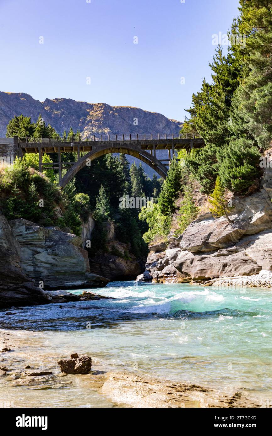 Die Edith Cavell Bridge ist eine Brücke über den Shotover River in der Region Otago auf der Südinsel Neuseelands, die 47,8 Meter hoch ist. Es ist ein Par Stockfoto