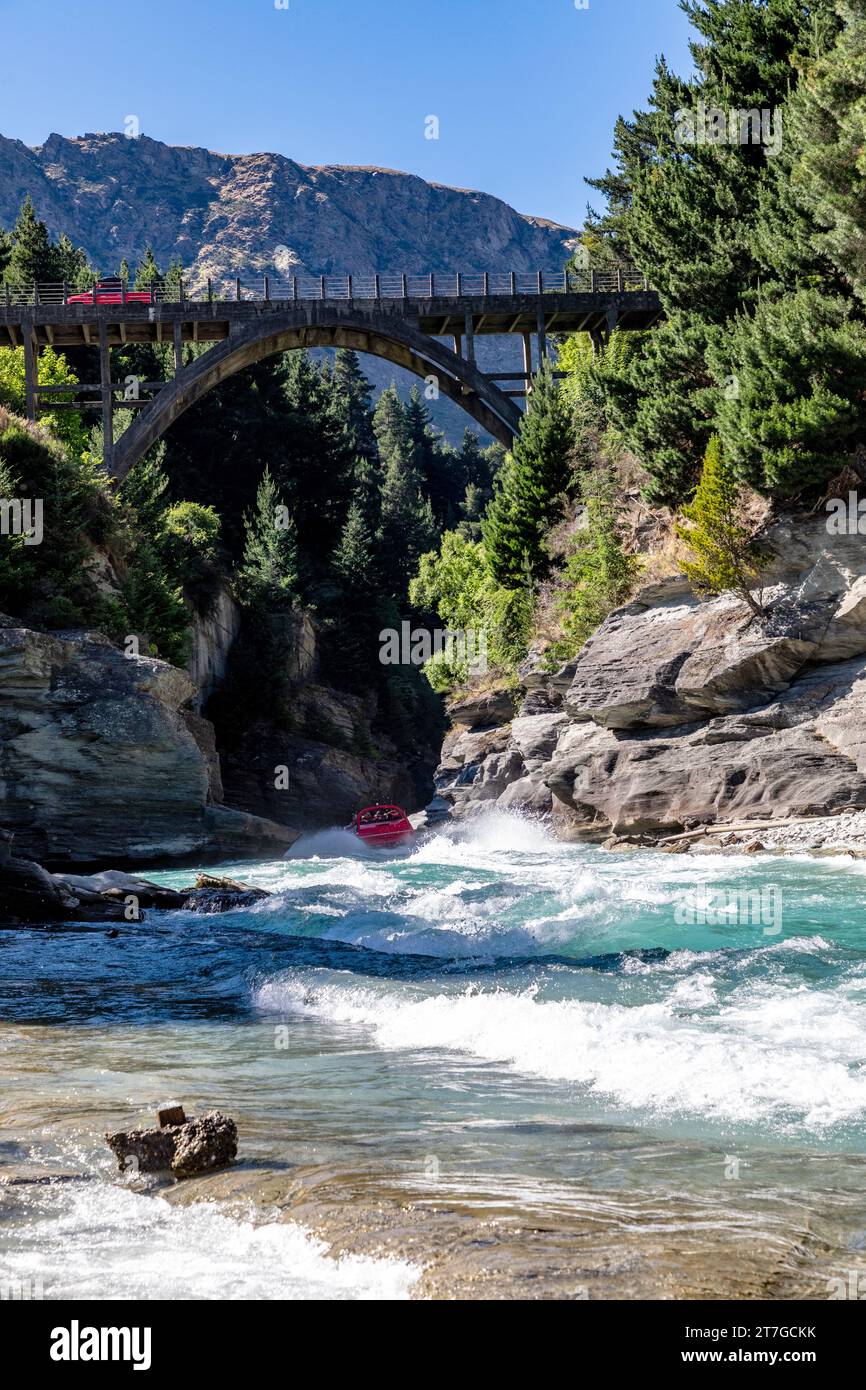 Die Edith Cavell Bridge ist eine Brücke über den Shotover River in der Region Otago auf der Südinsel Neuseelands, die 47,8 Meter hoch ist. Es ist ein Par Stockfoto