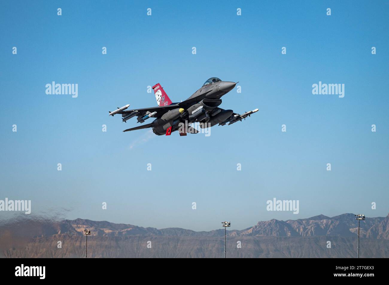 Ein F-16 Fighting Falcon der 77th Fighter Squadron, Shaw Air Force Base, South Carolina, startet am 1. November 2023 zu einer Trainingsmission über der Nevada Test and Training Range (NTTR) von der Nellis Air Force Base, Nevada. Der NTTR ist der größte zusammenhängende Bodenraum, der für militärische Operationen zur Verfügung steht, und beherbergt die fortschrittlichste Flugtest- und Trainingsumgebung. (Foto der U.S. Air Force von Lieutenant Jimmy Cummings) Stockfoto