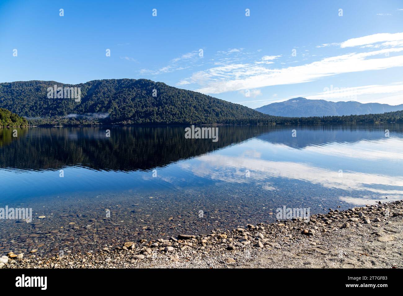 Lake Rotoiti liegt am Rande des Nelson Lakes National Park und es ist nur einen kurzen Fußweg von St. Arnaud Stockfoto