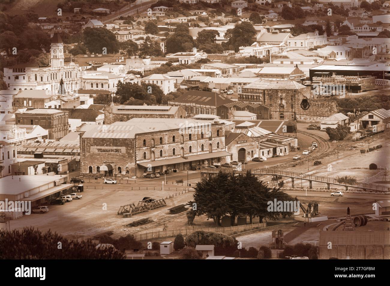 Oamaru wurde zwischen den sanften Hügeln aus Kalkstein und kurzen flachen Landstrichen bis zum Meer gebaut. Dieser Kalkstein wird für die Konstruktion verwendet Stockfoto