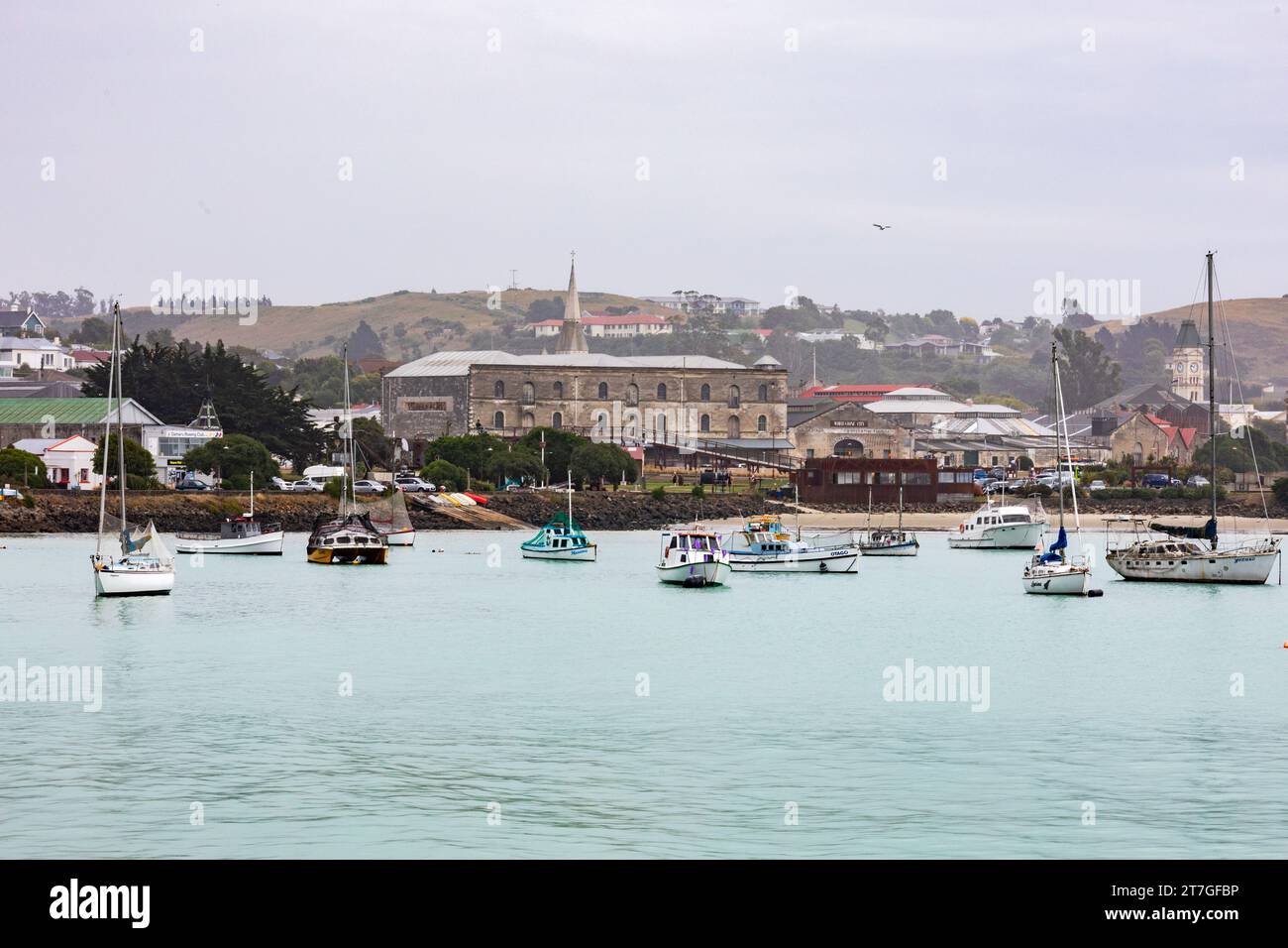 Oamaru wurde zwischen den sanften Hügeln aus Kalkstein und kurzen flachen Landstrichen bis zum Meer gebaut. Dieser Kalkstein wird für die Konstruktion verwendet Stockfoto