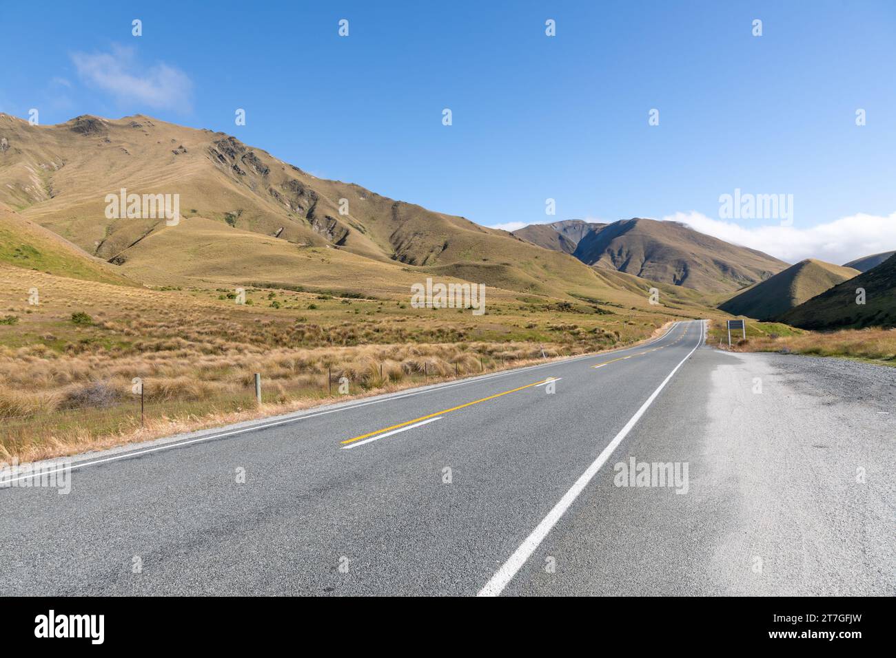 Die Hauptstraße, die Queenstown und Wanaka verbindet, bietet atemberaubende Ausblicke an jeder Ecke. Central Otago, die Region, die Queenstown und Wanaka Stockfoto