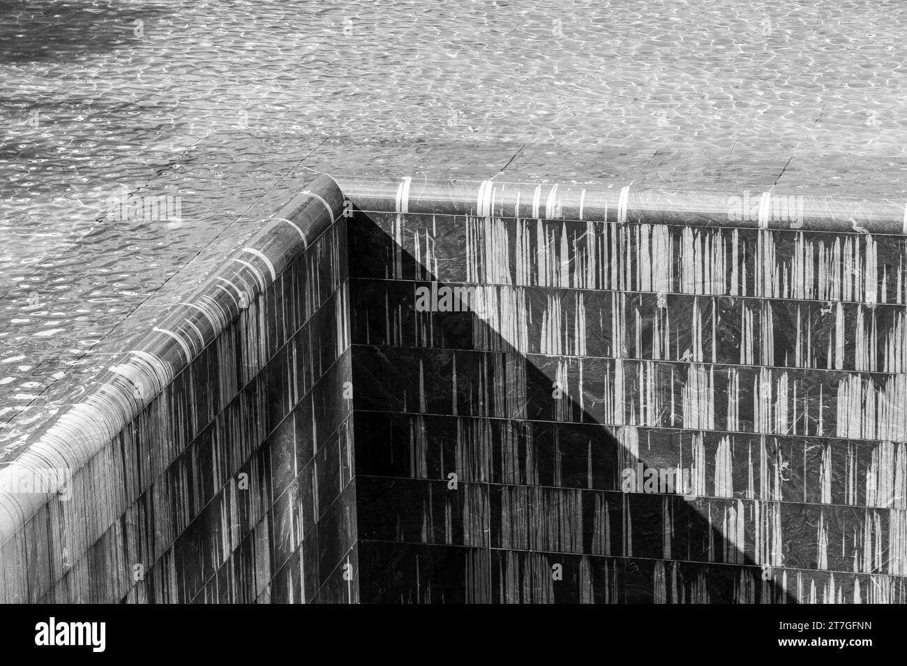 Eine Nahaufnahme des Memorial Fountain von 9/11 in New York Stockfoto