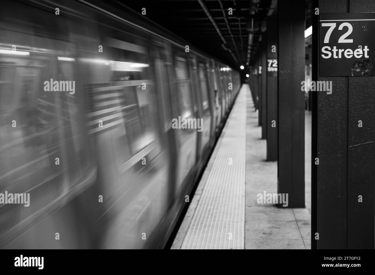 Eine rasante U-Bahn an der 72nd Street Station in New York City Stockfoto