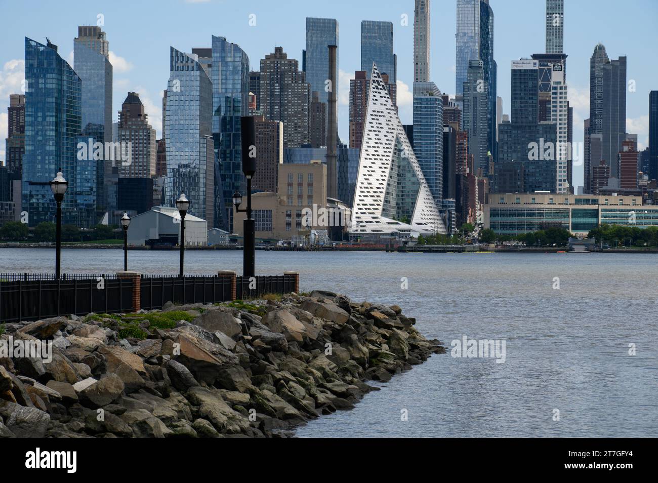 Die Skyline von Manhattan über den Hudson River von Port Imperial in New Jersey Stockfoto