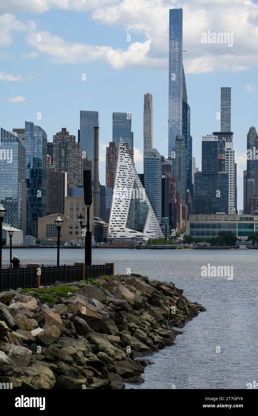 Die Skyline von Manhattan über den Hudson River von Port Imperial in New Jersey Stockfoto