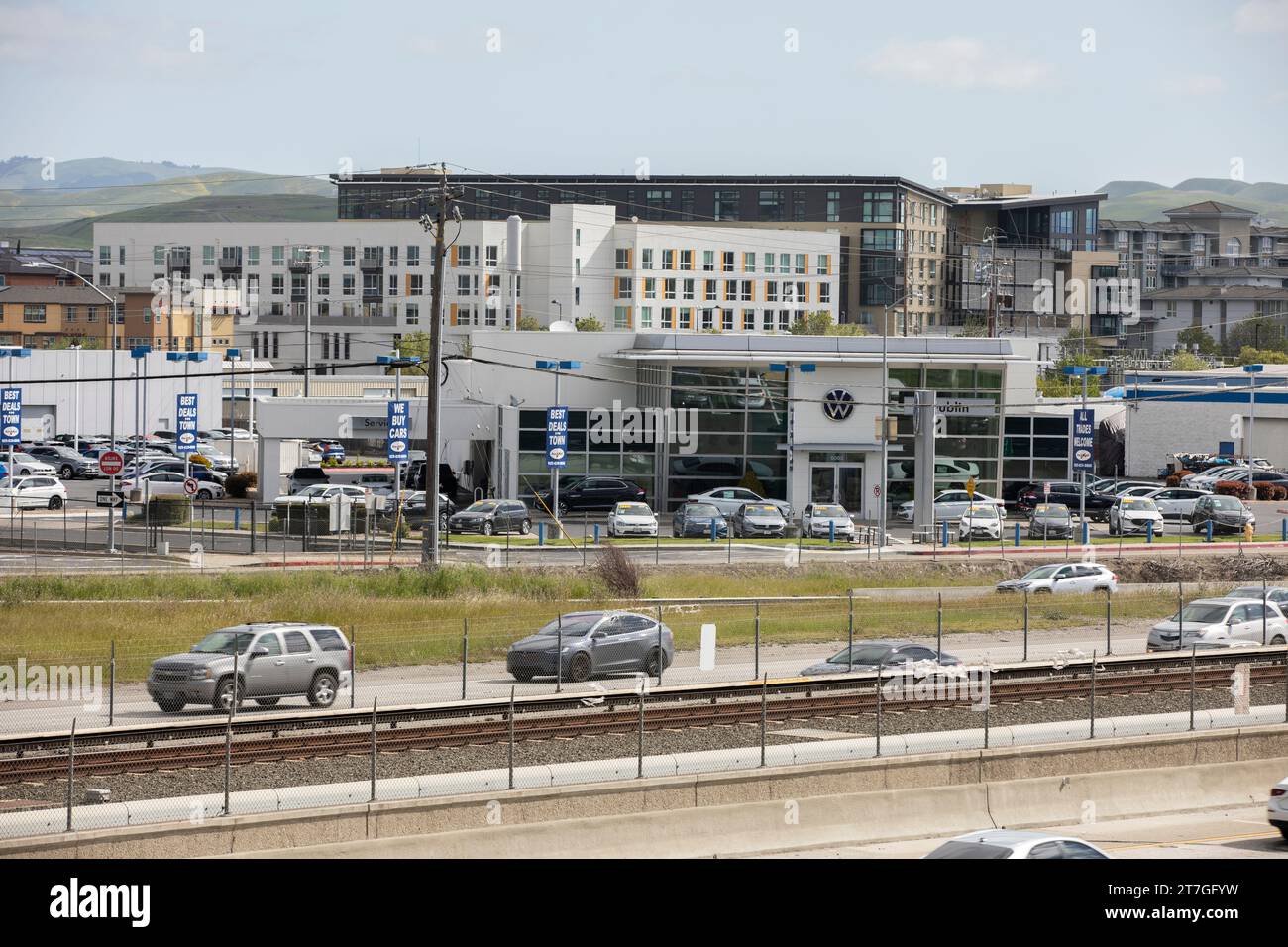 Dublin, Kalifornien, USA - 16. April 2023: Blick auf den Interstate Freeway 580, der durch die Innenstadt von Dublin führt. Stockfoto