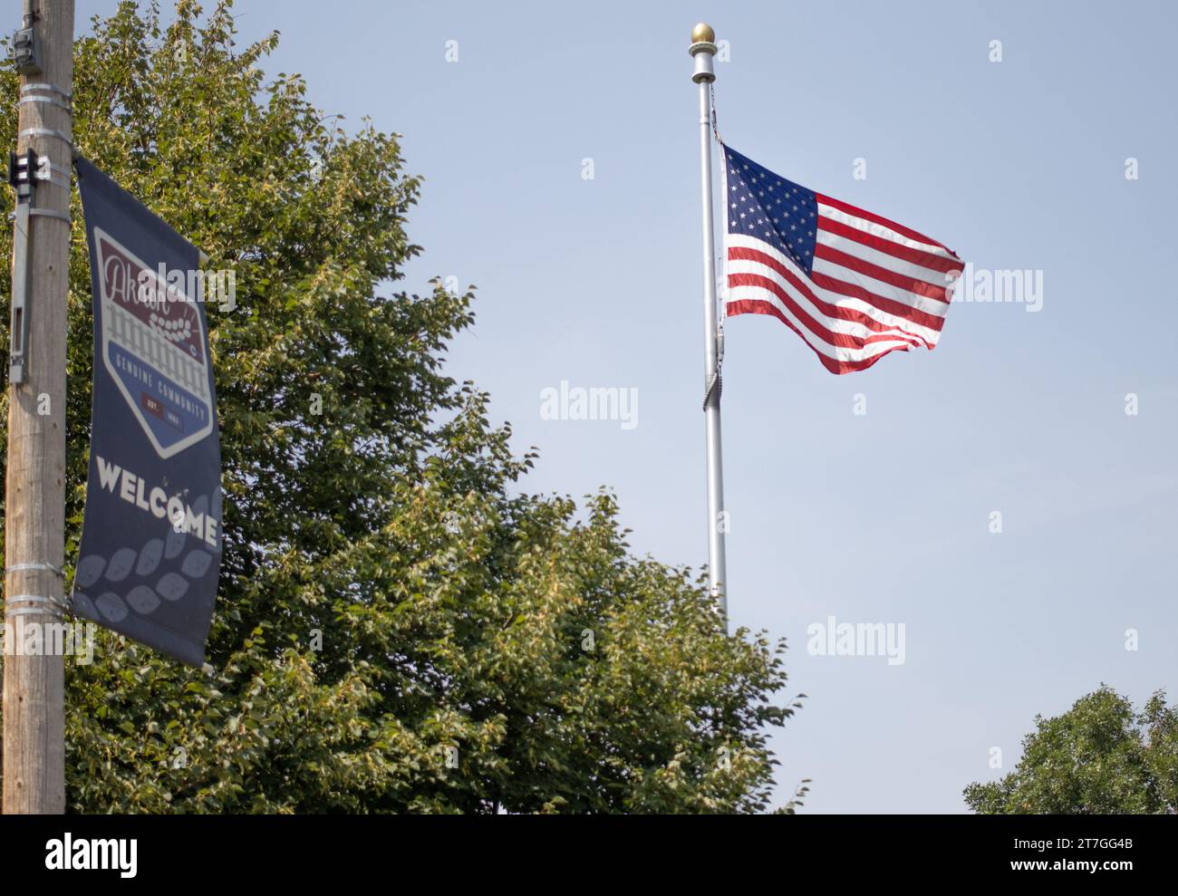 Akron Colorado Stadtschild mit amerikanischer Flagge Stockfoto