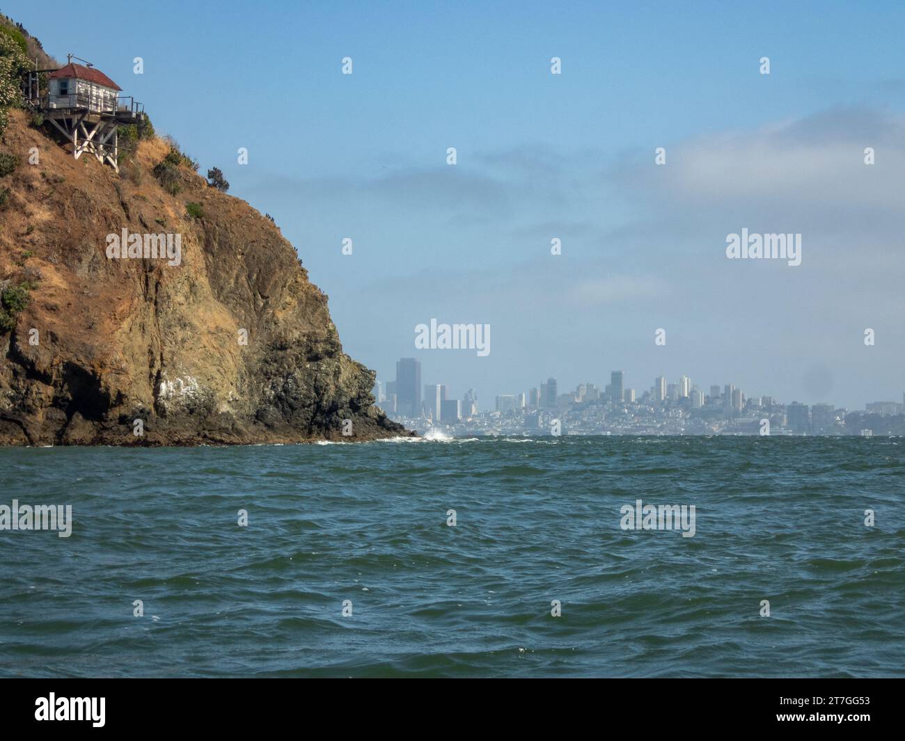 Hinter den Klippen von Angel Island erhebt sich die Skyline von San Francisco Stockfoto