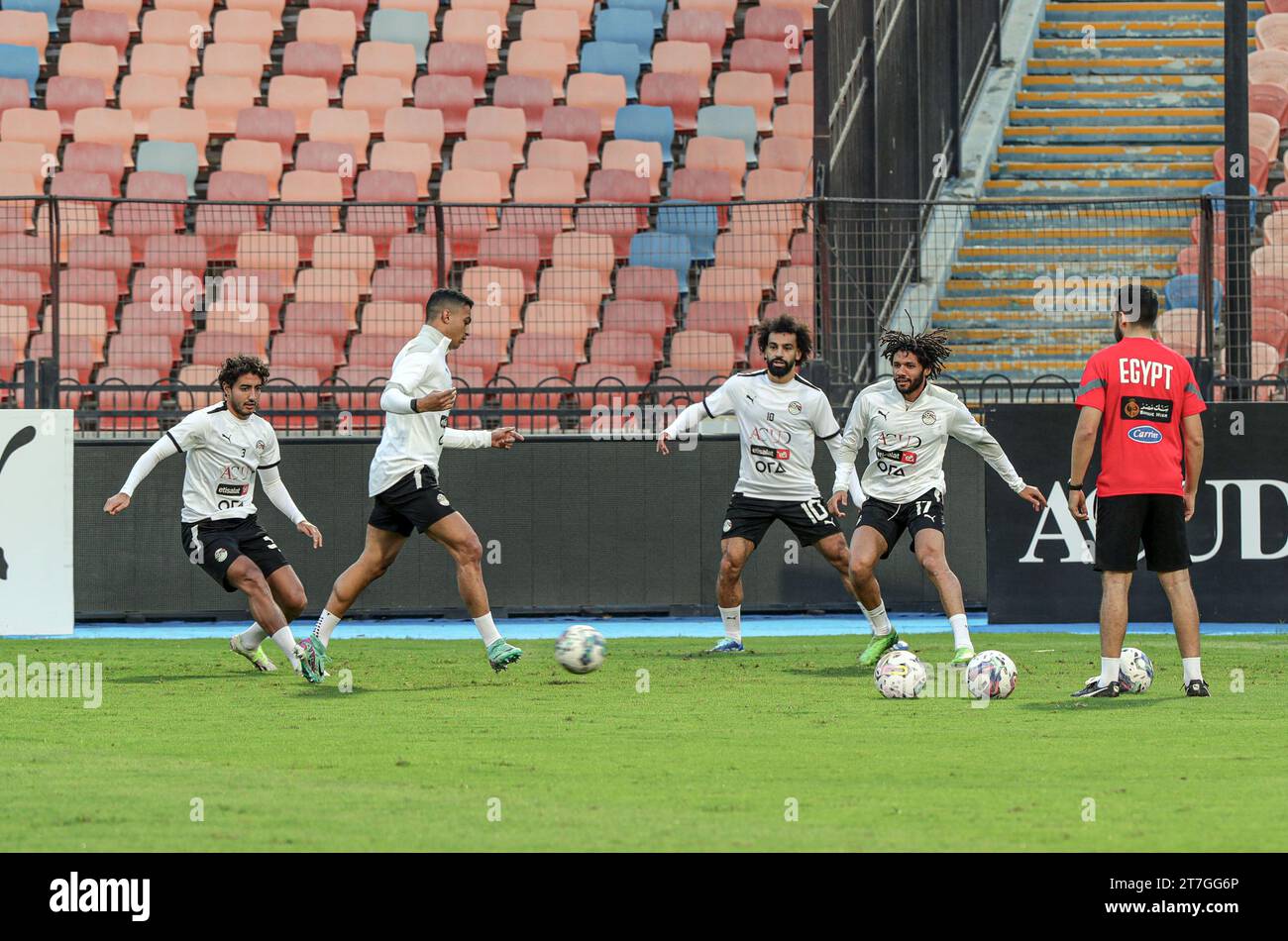 Kairo, Ägypten. November 2023. Die ägyptischen Fußballnationalspieler nehmen am 15. November 2023 an einem Training für die Qualifikation zur FIFA-Weltmeisterschaft 2026 in Kairo, Ägypten, Teil. Quelle: Ahmed Gomaa/Xinhua/Alamy Live News Stockfoto