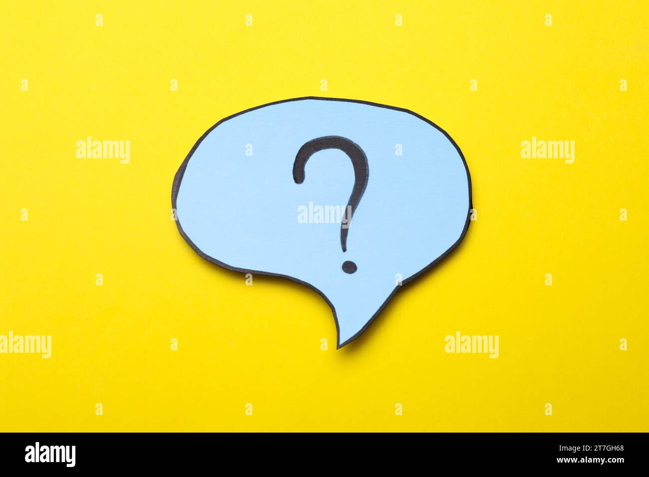 Sprechblase aus Papier mit Fragezeichen auf gelbem Hintergrund, Draufsicht Stockfoto